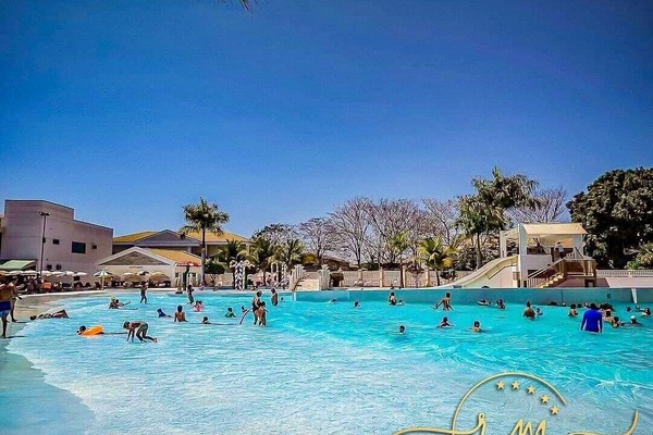 15 piscines a l'aire lliure, para-sols i gandules