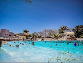 15 Außenpools, Sonnenschirme, Liegestühle