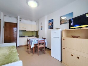 Apartment, 1 Schlafzimmer, Balkon, Stadtblick | Esszimmer