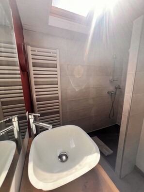 Dusche, Haartrockner, Handtücher, Seife