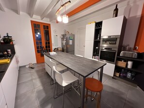 Frigorifero, microonde, forno, piano cottura