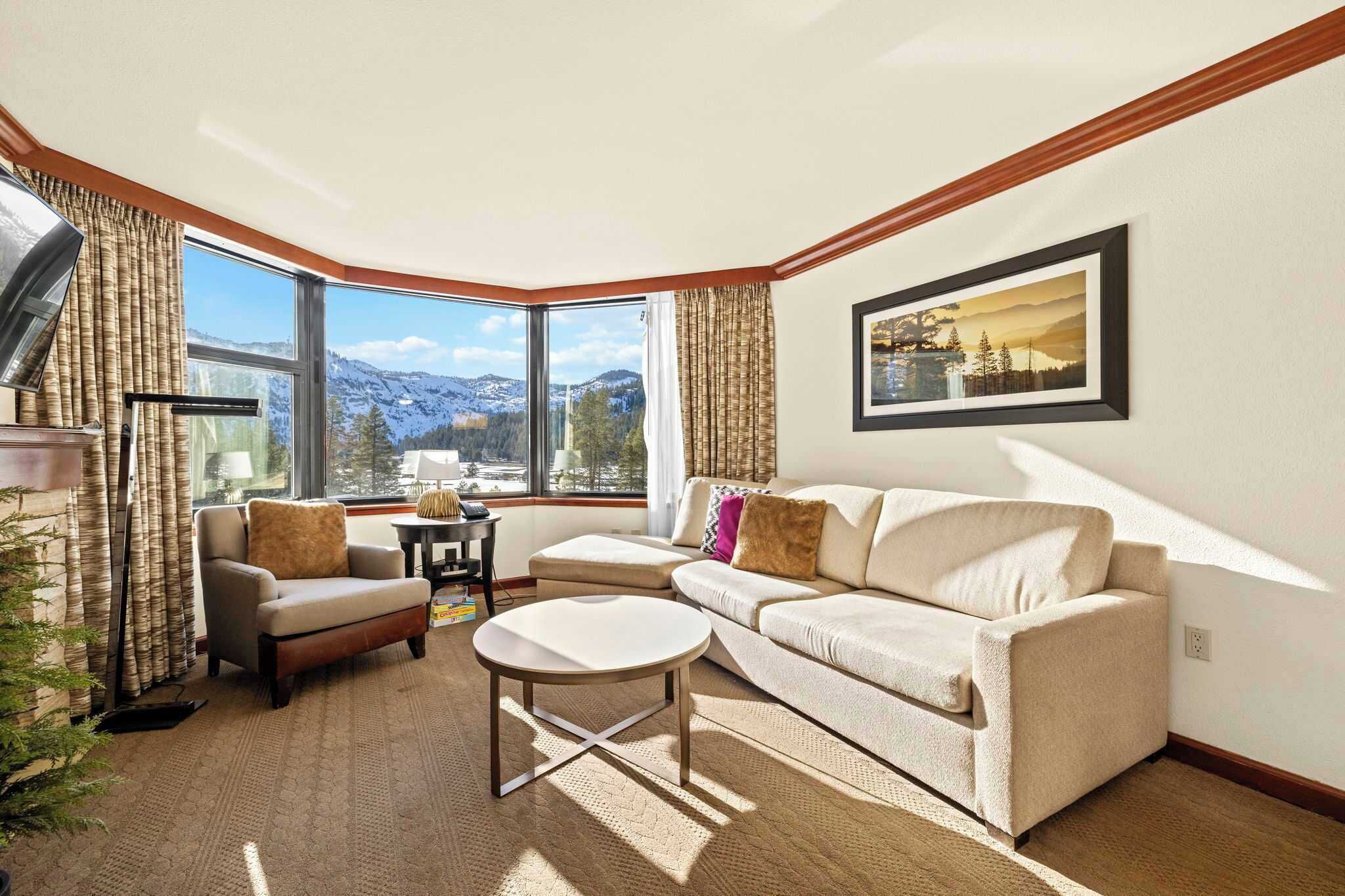 テレビ、暖炉、書斎 / ワークスペース