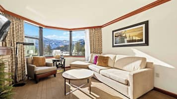 Een televisie, een open haard en een kantoor