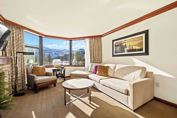 Een televisie, een open haard en een kantoor