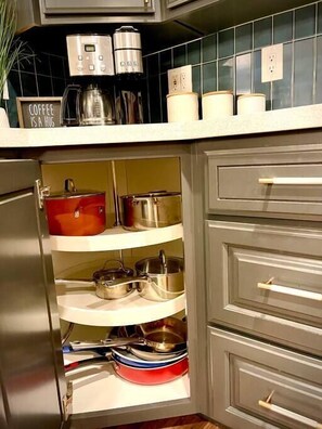 Fridge, microwave, oven, stovetop - Remodeled Excellent Neighborhood (Roseville)