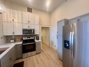 ثلاجة، ميكروويف، فرن، موقد طهي مسطح