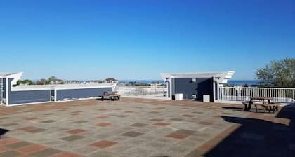 Luxury Downtown Getaway: 2BR Condo Near New Buffalo’s Top Attractions!