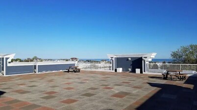 Luxury Downtown Getaway: 2BR Condo Near New Buffalo’s Top Attractions!