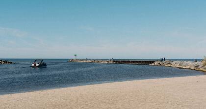 Luxury Downtown Getaway: 2BR Condo Near New Buffalo’s Top Attractions!