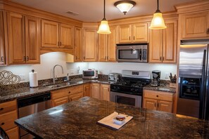 Kylskåp, mikrovågsugn, ugn och spishäll