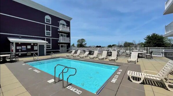 Alberca techada y alberca al aire libre