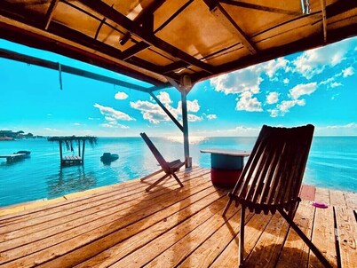 Enjoy Secret Beach sunsets, fully equipped 3bd house, large deck, AC, WiFi,