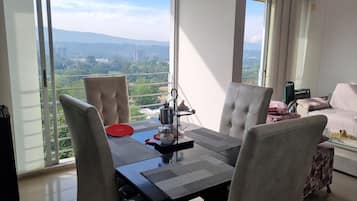 Habitación básica con 1 cama matrimonial o 2 individuales | Área de sala de estar | Televisión de pantalla plana