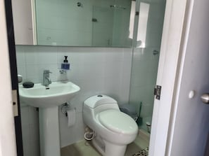 Basic Double or Twin Room | Bathroom | Towels, toilet paper