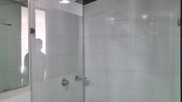 Quarto casal ou duplo básico | Banheiro | Toalhas de banho, papel higiênico