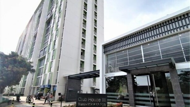 A modern building with a sign for 'Club House III' and a contact number. - Habitación floridablanca 1 o 2 personas  (Floridablanca)