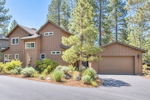 Exterior - Serenity Retreat: Near Mt. Bachelor with Pool, Spa, River & Outdoor Trails (Bend)