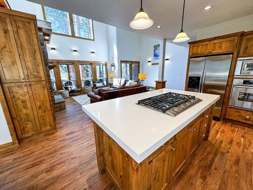 Serenity Retreat: Near Mt. Bachelor with Pool, Spa, River & Outdoor Trails