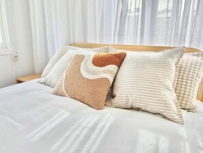 2 bedrooms, WiFi - Salt@Brighton Stylish Coastal Stay 500m to beach (Brighton)