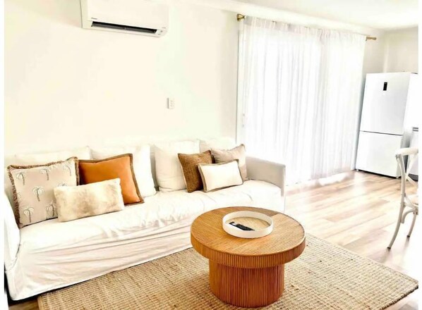 Living area - Salt@Brighton Stylish Coastal Stay 500m to beach (Brighton)