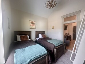 2 makuuhuonetta, työpöytä, Wi-Fi, vuodevaatteet