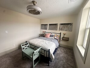 2 bedrooms, desk, WiFi, bed sheets