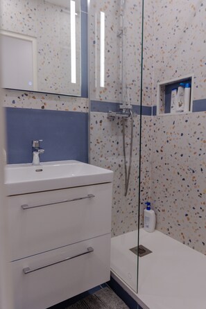 Ducha, secador de pelo, toallas y jabón