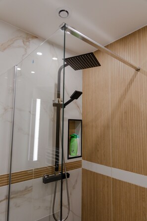 Dusche, Haartrockner, Handtücher, Seife