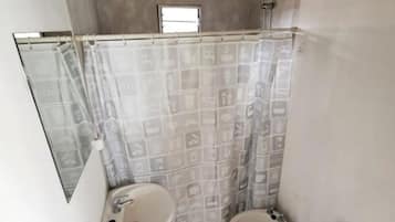 Toallas, jabón, shampoo, papel higiénico