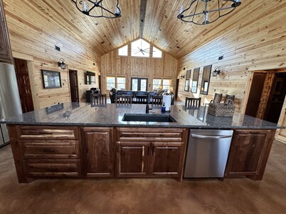 New Riverfront Lodge on Little Missouri River/ Crater of Diamonds & Lake Greeson