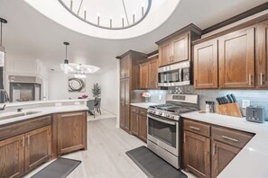 雪櫃、微波爐、焗爐、爐具