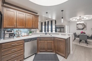 雪櫃、微波爐、焗爐、爐具