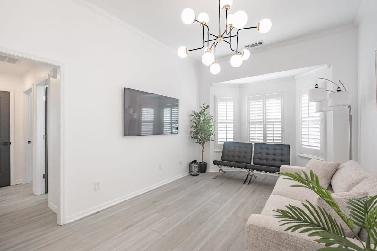 Televisión, chimenea y oficina 