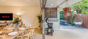 Private Luxury Haven: SUV Hire, Pool, Near Marina