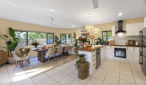 雪櫃、微波爐、焗爐、爐具