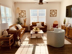 Smart TV, books - 3 Years New New Home In Surf City, Pet Friendly Close To The Beach With Elevator (Surf City)