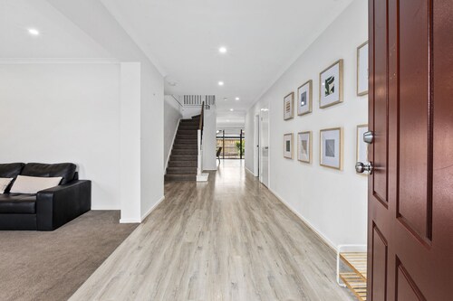 Luxury Point Cook Home 30 mins to Melb CBD!