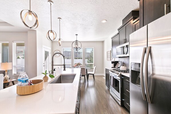 Refrigerador, microondas, horno y parrilla de estufa