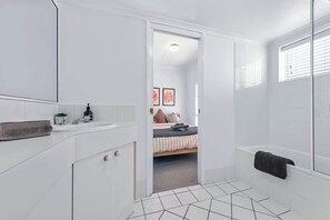 Shower, hair dryer, towels, shampoo - Convenient & Comfy! ~ 2Bed, 2Bath, 2Car, Balcony (Indooroopilly)