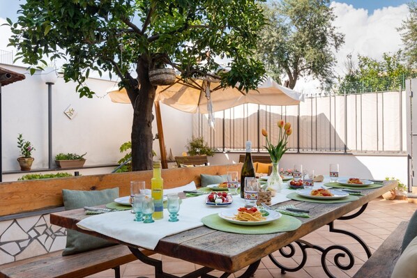 Outdoor dining - Casa Marziale, 3-bedroom apartment in Sorrento center (Sorrento)