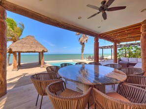 تناول الطعام بالخارج