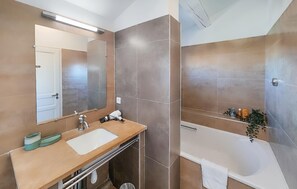 Shower - Awesome home in Saint-Laurent-de-la-Ca (Saint-Laurent-de-la-Ca)