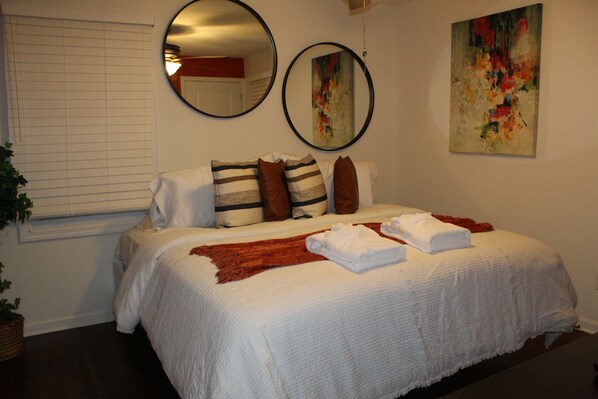 4 bedrooms, WiFi, bed sheets - Cozy Relaxing 4-bedroom House in Forest Park (Forest Park)