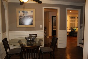 Dining - Cozy Relaxing 4-bedroom House in Forest Park (Forest Park)