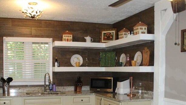 A dining area with a round table, chairs, and a ceiling fan. - Cozy, Relaxing 4-Bedroom House in Forest Park (Forest Park)