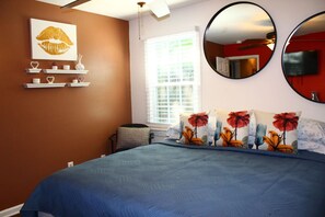 Escritorio, tabla de planchar con plancha, wifi