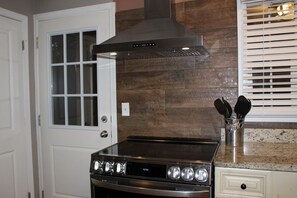 Interior - Cozy Relaxing 4-bedroom House in Forest Park (Forest Park)