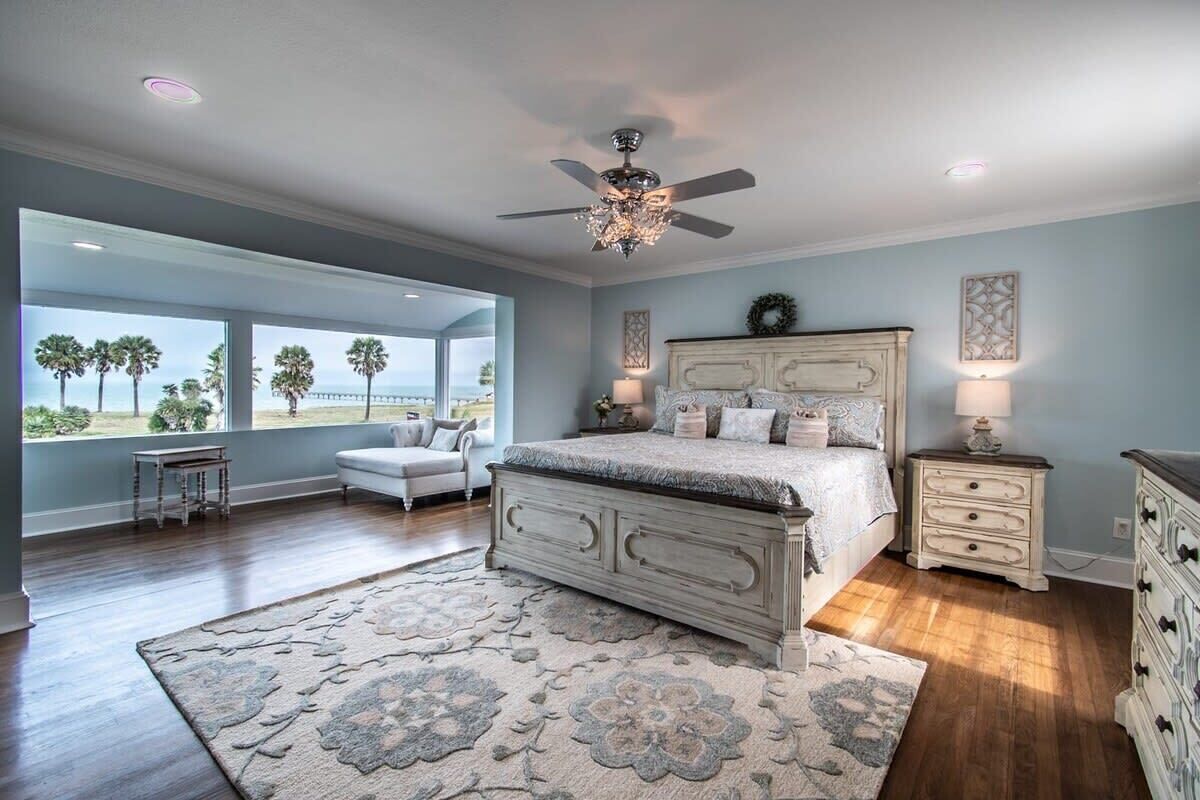 8 bedrooms, desk, travel crib, WiFi