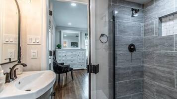 Shower, hair dryer, towels, shampoo