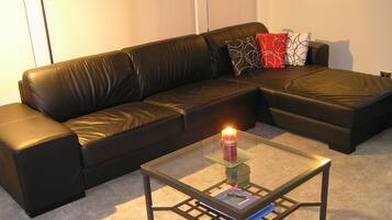 Smart TV, fireplace, stereo